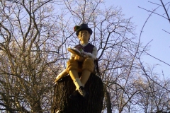 Mann auf Baum